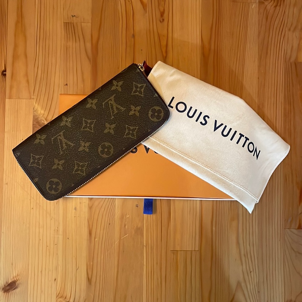 *Never used* classic Louis Vuitton Zippy Monogram Wallet, Brown, holds 8 cards